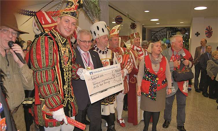 Spendenübergabe durch die Volksbank an die Karnevalsvereine. FA