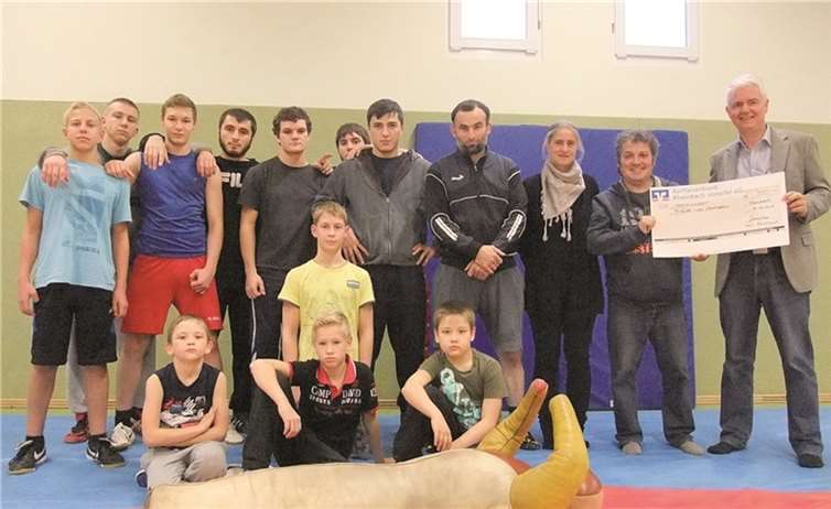 Spendenübergabe für den Ringer- und Sportverein (v.r.) Hartmut Johannlükens, Manfred Greuel (RSV), Jana Rentzsch (FDP), Trainer und Sportler des RSV 2006 e.V.  Privat