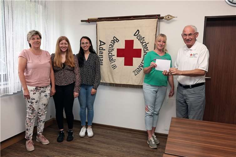 Spendenübergabe für die First Responder-Ausstattung vor einer historischen Fahne. Foto: Werner Dreschers