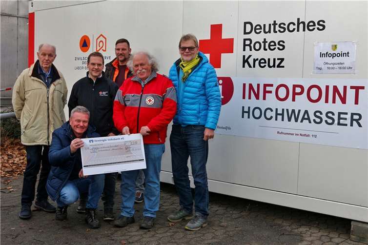Spendenübergabe im Ahrtal. Foto: Thorsten Trütgen