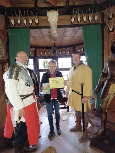 Spendenübergabe im Jagdzimmer von Burg Thurant: v.li. N. Becker (A. v. Portas), Martina Henrich-Kleyer (Vorsitzende VBBSK), H. Simonis (B. v. Alzey). Foto: privat