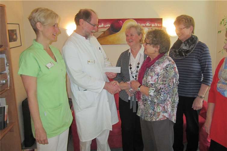 Spendenübergabe im Krankenhaus Remagen (v. l.): Claudia Sputh, Dr. Eckehardt Louen, Rita Münch, Anna Offergeld, Angela Konrad und Maria Stommel. privat