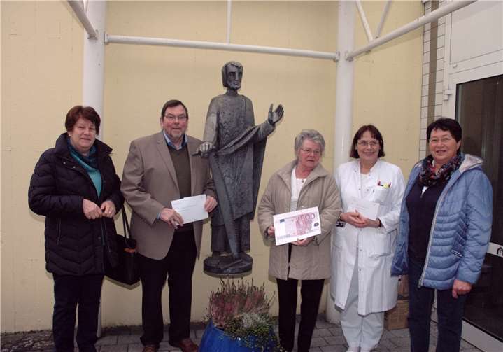 Spendenübergabe im Krankenhaus St. Josef Adenau: v.li. Vera Kaspers, Vorsitzender Förderverein Krankenhaus St. Josef Adenau Bernd Schiffarth, Renate Wiese, Dr. med. Luitgard Näkel Hilfsprojekt „Meth“ und die Vorsitzende KFW Hedwig Möseler.UM