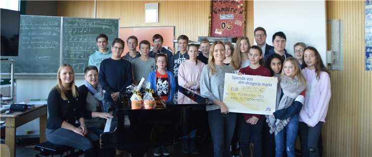 Spendenübergabe im Musikraum des Konrad-Adenauer-Gymnasiums.Privat