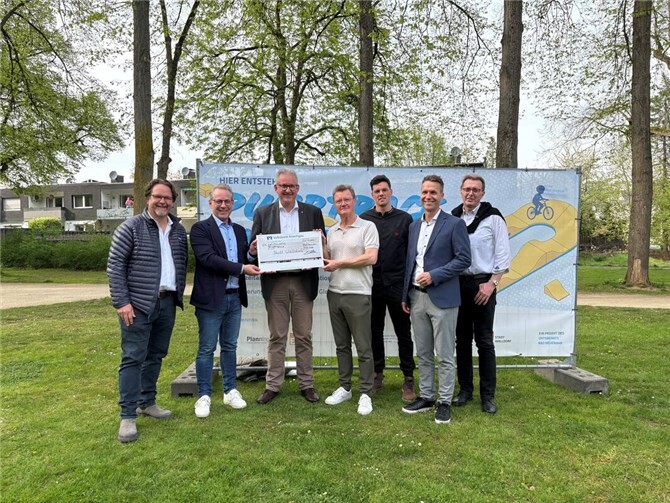 Spendenübergabe im Park: Das Pumptrack-Projekt wird von vielen Seiten unterstützt.  Foto: privat