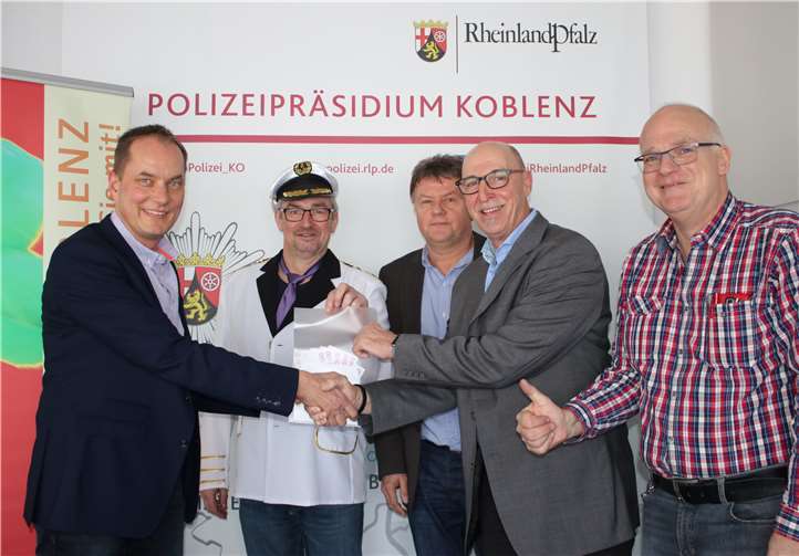 Spendenübergabe im Polizeipräsidium Koblenz (v. l.): Marcus Kneip (Hospiz), Jürgen Süs (Polizeivizepräsident), Ralf Schäfer (FC PP), Christian Kröll (FC PP) und Michael Rath (FC PP). Foto: Polizeipräsidium Koblenz