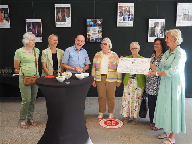 Spendenübergabe im Rathaus Brasschaat: Vertreter des belgischen Vocal Ensembles Els Kin, Hedwig Van Baarle, der Vorsitzende Jan Van den Eynden, Frau Hermann-Lersch, Frau Dr. Stodden, Vorsitzende des Partnerschaftskommitees Brasschaat Carina Vester-Rotthier und die Initiatorin des Jugendhilfeprojekts Karina Hans.  Foto: Wolfgang Hormann