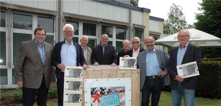 Spendenübergabe im St. Josef Krankenhaus in Adenau (v. l.): der Vorsitzende des Fördervereins Bernd Schiffarth, Schatzmeister Klaus Dinges, Hermann-Josef Romes, Alfred Pitzen, Dr. Wolfgang Raussen, Richard Keuler, Bruderschaftsmeister Helmut Koch und Ernst Pillatzki von der Interessengemeinschaft Buttermarkt .  UM