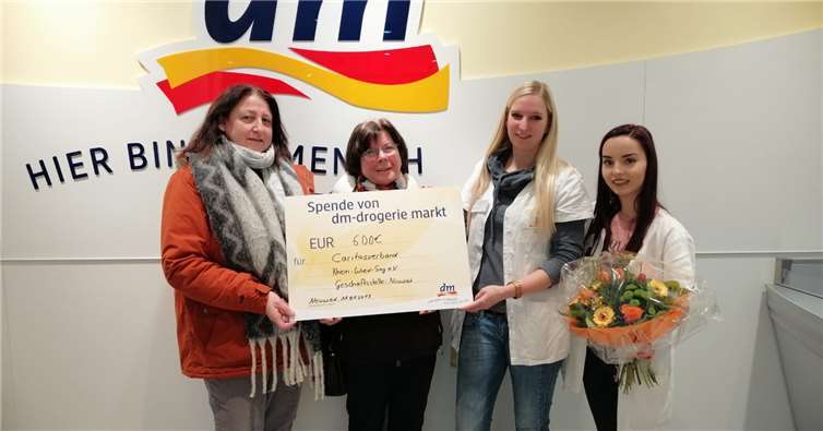 Spendenübergabe im dm-Markt in Neuwied.privat