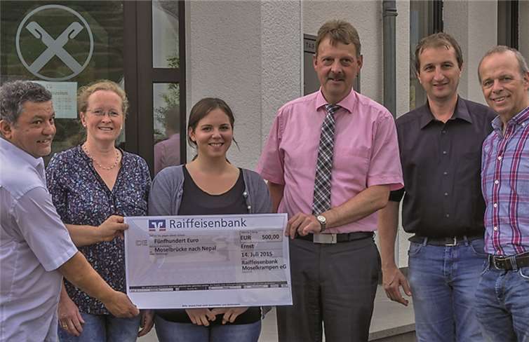 Spendenübergabe in Cochem: 500 Euro gehen an die besonders betroffene Kavre-Region in Nepal. Ralf Hausmann
