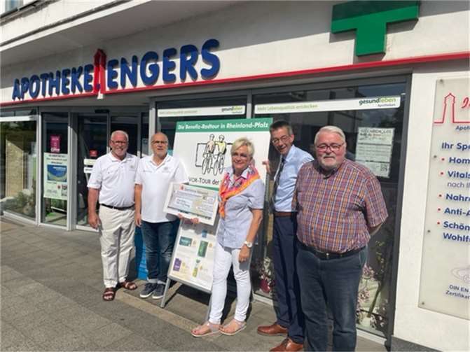 Spendenübergabe in Engers: (v.l.n.r.) Klaus-Peter Fries, Bernd Winnen, Rita Henrich-Winnen, Martin Hahn und Ortsvorsteher Dieter Neckenig. Foto: privat