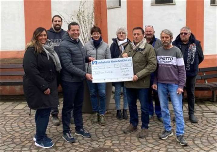 Flutbier-Aktion läuft auf Hochtouren Spendenübergabe in Heimersheim. Foto: privat
