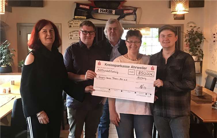 Spendenübergabe in Nürburg (v. .): Ulrike Dobrowolny, Nico Grüber, Kay Andresen, Karin Henrich und Marco Grüber. Foto: privat