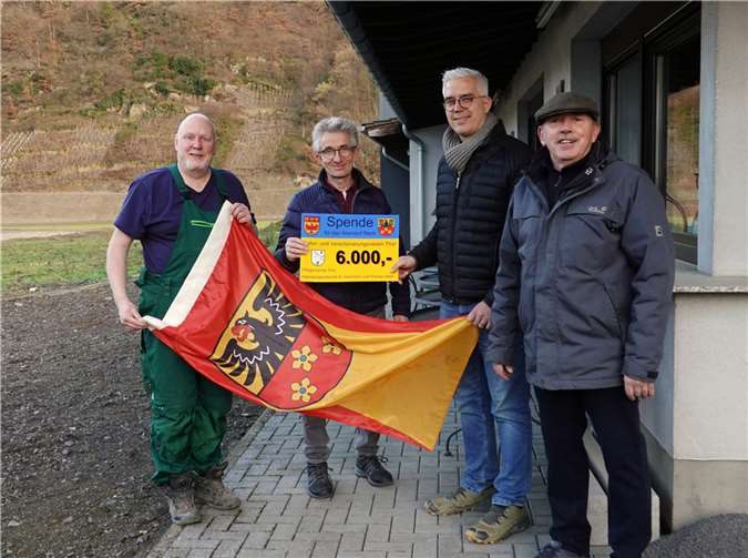 Spendenübergabe in Rech: Johannes Schneider, Vorsitzender des Kultur- und Verschönerungsvereins Thür (2. von links), überreicht an Dominik Gieler, Ortsbürgermeister von Rech (2. von rechts), den Erlös vom Erntedankfest in Thür im Oktober 2021. Bei der Übergabe dabei waren Rainer Hilger, Ortsbürgermeister von Thür (1. von rechts), und Achim Sebastian aus Rech (1. von links).  Foto: privat