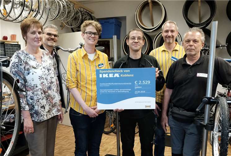 Spendenübergabe in der Caritas-Fahrradwerkstatt in Metternich.