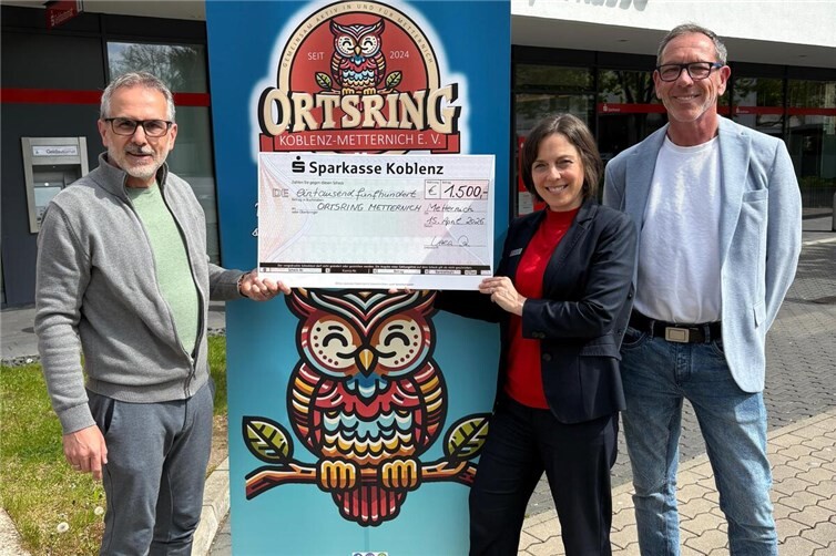 Spendenübergabe in der Geschäftsstelle der Sparkasse Koblenz in MetternichFoto, v. l. n. r.: Bernd Loch, Verena Dhabi, Volker Dick-Colling