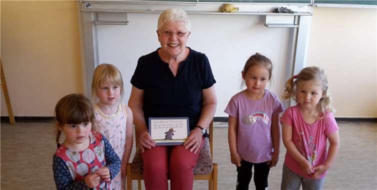 Spendenübergabe in der Grundschule Burgen.Foto: privat