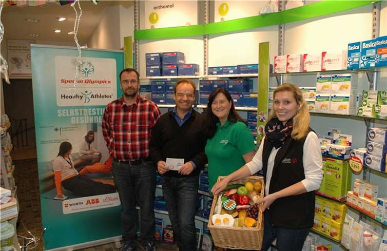 Spendenübergabe in der Marktapotheke. (v.l.n.r.): Alfred Langen, Gregor Vogel, Britta Mies und Anna Stein. BL