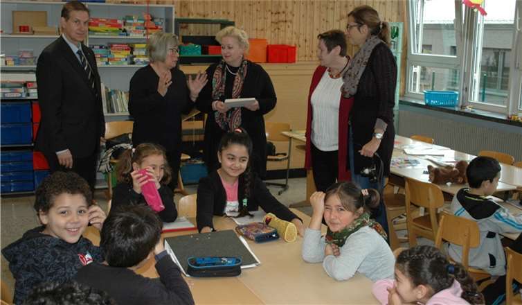 Spendenübergabe in der Regenbogenschule: Christa von der Heiden und Markus Jolas übergeben die Spende an Ulrike Leimkühler, Elke Esper, Beatrix Freund und die Kinder des Intensivsprachkurses. BL