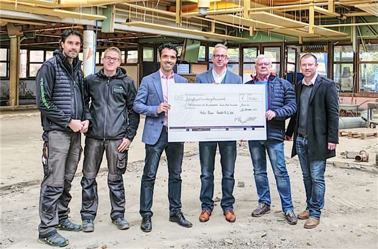 Spende von 75.000 Euro an BBS Bad Neuenahr übergeben Spendenübergabe in der zerstörten Tischlerwerksatt der BBS: Gordon Hiller (3.v.r.) und Gerd Otto (2.v.r.) von der Firma Holz Blum übergeben im Beisein der Mitglieder der Tischlerinnung: Maik Rönnefarth (1.v.l.) und Pierre Sebastian (2.v.l.) den Spendenscheck an Michael Devesa (3.v.l.) und Daniel Schlich (1.v.r.) von der BBS Ahrweiler. Foto: privat