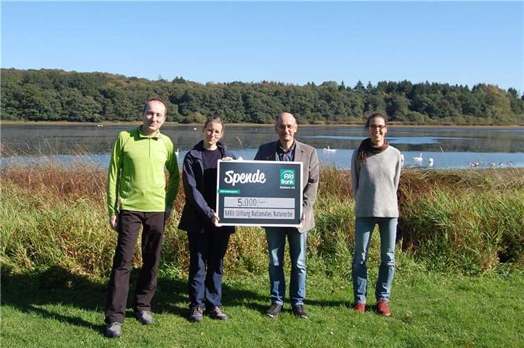 Spendenübergabe in schöner Landschaft (v.l.): Guido Nördershäuser, Aufsichtsratsvorsitzender PSD Bank Koblenz, Ruth Ihle, Spendenbetreuung NABU-Stiftung, Peter Greiner, Vorstand PSD Bank Koblenz, und Inés Noll, Schutzgebietsmanagement, NABU-Stiftung.Quelle: PSD Bank Koblenz eG