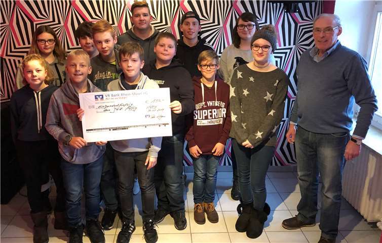 Spendenübergabe mit Besucher*innen des JUZ und Peter Röttgen von der FWG Saffig. Foto: privat