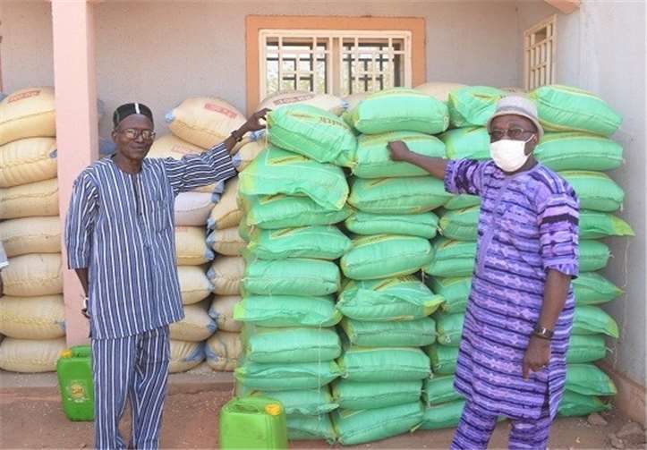 Spendenübergabe mit Bürgermeister Basile Ouedraogo rechts und Partnerschaftspräsident Simplice Ouedraogo