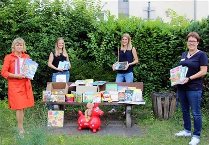 Spendenübergabe mit Herz und Abstand (v. li.): Ulrike Börder-Sauerbrei (Vorstandmitglied des Fördervereins Sonnenschein), Anja Krupp (Trainerin), Annika Ermtraud (Trainerin) und Elisabeth Paffhausen, (Stationsleitung der Station 22/24). Foto: privat