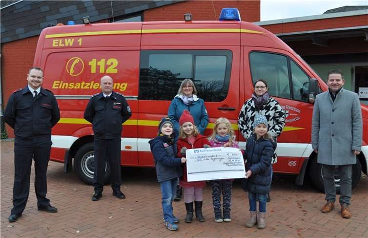 Spendenübergabe mit Kita-Kindern vor dem Mosaik-Kulturhaus, von links: Nicolas Vogel, Thomas Rähse, Alexandra Dietz, Kerstin Eleftheriadis von der städtischen Jugendhilfe und Bürgermeister Holger Jung.Foto: Stadt Meckenheim