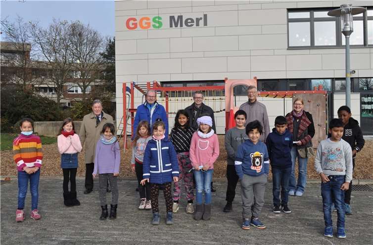 Spendenübergabe mit Schülerinnen und Schülern der GGS Merl, hinten von links: Erhard Knauer, Mitglied Activity-Ausschuss des Lions-Clubs, Michael F. Firmenich, Präsident des Lions-Clubs, Erster Beigeordneter Hans Dieter Wirtz, Manfred Weizbauer, Schatzmeister des Hilfswerks des Lions-Clubs, und Schulleiterin Barbara Bienentreu. Foto: Stadt Meckenheim