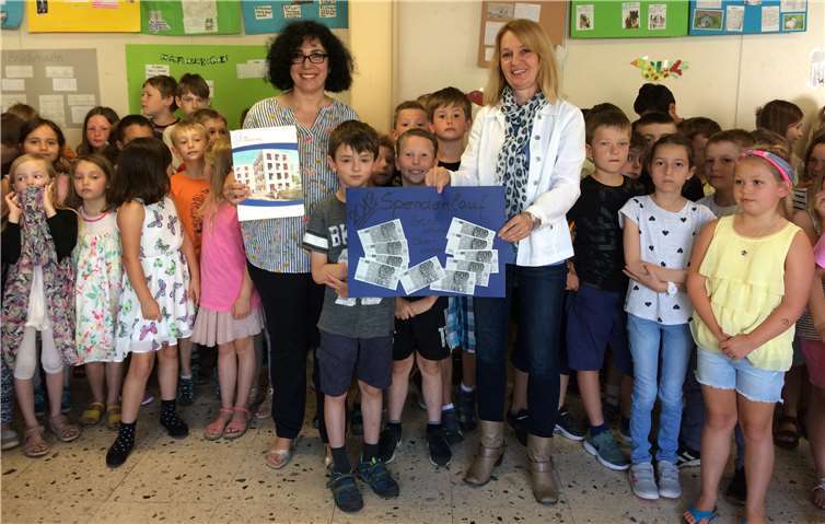 Spendenübergabe mit Schulleiterin Mechtild Schmitz (r.) und Renate Pfeifer vom Verein krebskranke Kinder und Jugendliche Bonn.-AB-