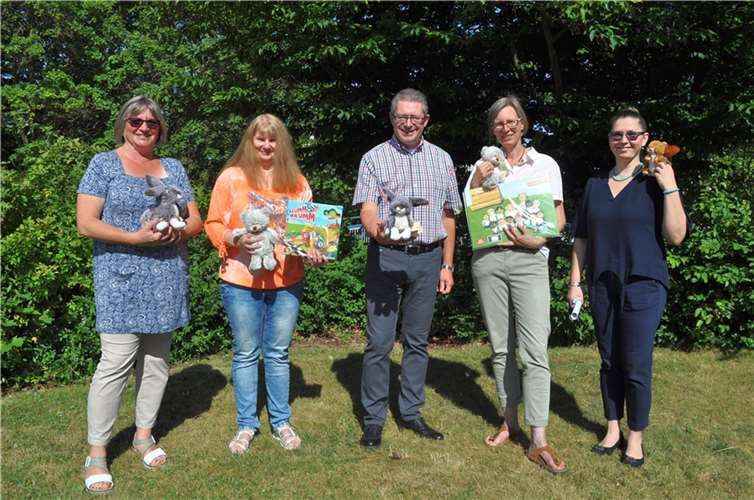 Spendenübergabe mit Stofftieren und Kinderspielen, von links: Kita-Leiterin Alexandra Dietz, Tanja Muck von Pöppelheld, der Erste Beigeordnete Hans Dieter Wirtz, Britta Paschke von „Pöppelheld“ und die Jugendhilfe-Leiterin Anna Sitner. Foto: Stadt Meckenheim