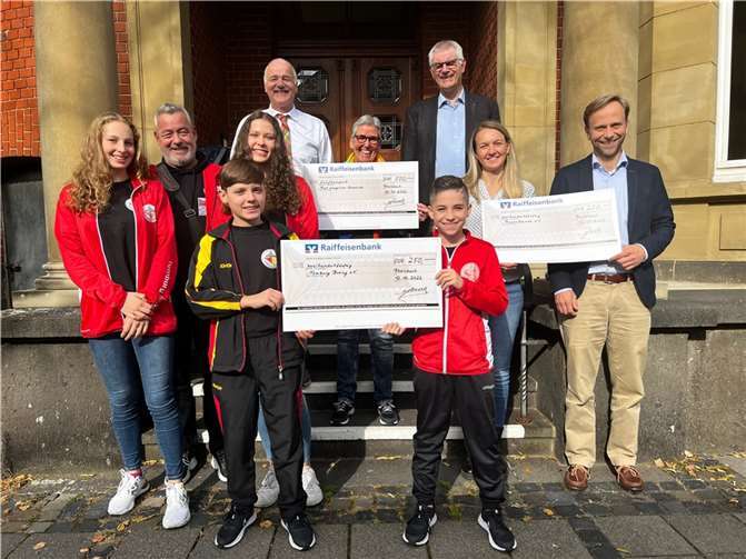 Spendenübergabe mit Veranstalter Günther Grohs (h.l.) und Bürgermeister Ludger Banken. Foto: privat