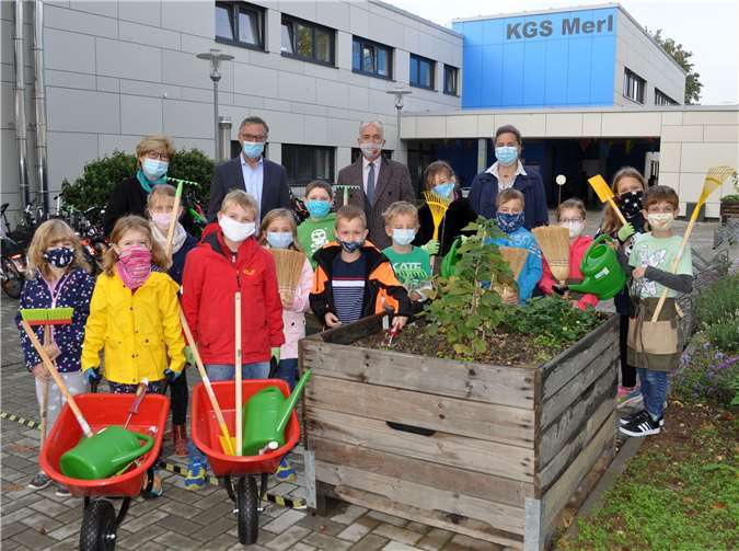 Spendenübergabe mit den Kindern der AG (hinten von links): Gabriele Vitt, Burchard Kraus, Bert Spilles und Christina Seiltz. Quelle: Bürgerstiftung Meckenheim