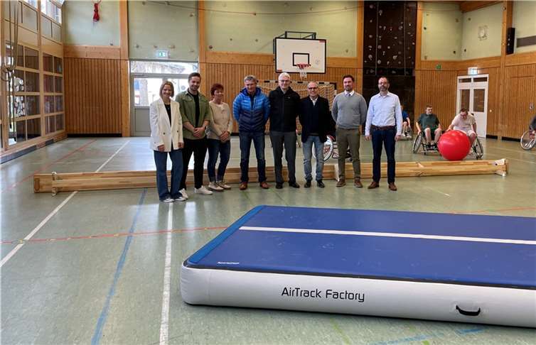 Spendenübergabe mit (v.l.n.r.) Konrektorin Linda Gelhard, Sportpädagoge Thomas Müller, ehemalige Konrektorin Marita Reif, Geschäftsführer der Stiftung Peter Wünsch, Vorsitzender des Fördervereins Rüdiger Walscheid, Stiftungsgründer Professor Peter Billigmann, Daniel Müller-Bosch (Geschäftsführer) und Christian Bösel von Conradi + Kaiser  Foto: Katrin Zieger