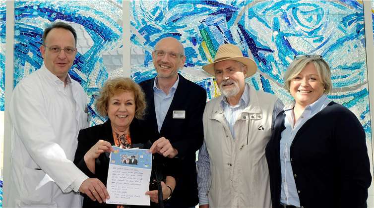 Spendenübergabe nach zwei runden Geburtstagen: (v.l.) Dr. Thomas Dyong, Gabriele Busch, Jürgen Schmidt, Dieter Busch und Gabriele Dannenberg.Privat