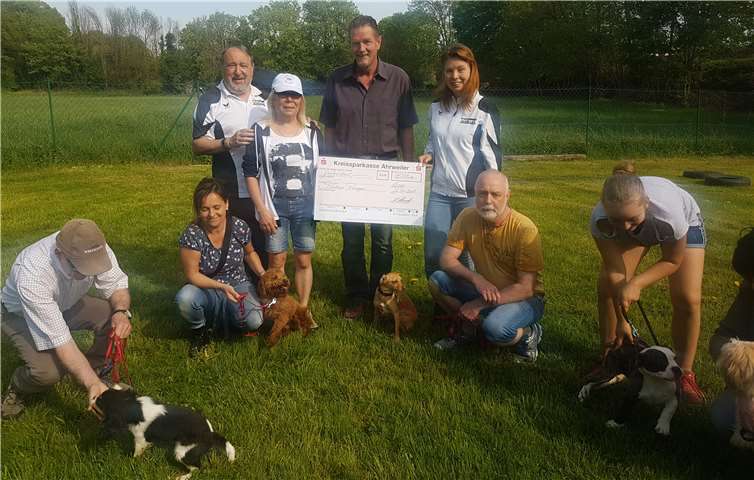Spendenübergabe (stehend, v.l.): Wolfgang Schwindt, HSF, Margret Weyerbusch, HSF, Claus Krah, Tierheim Remagen, Lara Klapperich sowie (sitzend) die Welpengruppe des HSF.privat