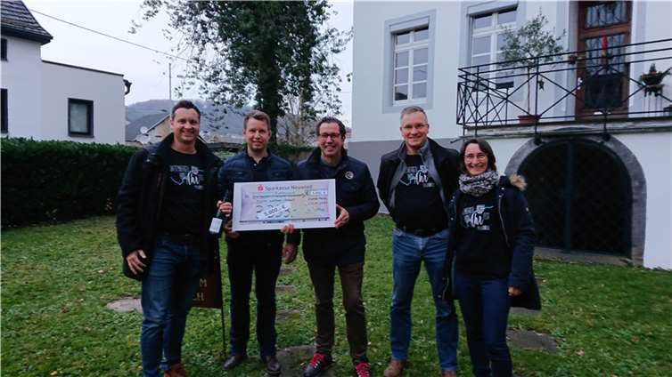 Spendenübergabe über 5000 Euro an Pastor Lothar Anhalt. Foto: privat