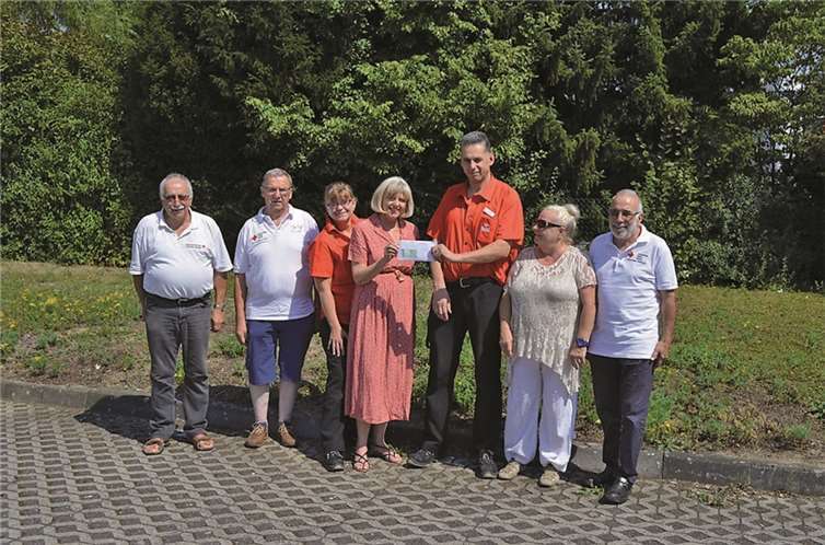 Spendenübergabe (v.l.): Bernd Schricker und Manfred Bell (beide Auslandshilfe des DRK), Sigrid Nickel (Mitarbeiterin im Selgros), Barbara Beckmann (Mitarbeiterin Trotzdem-Lichtblick), Domenico Korthals (Betriebsleiter Selgros), Edeltraut Gries (Vorsitzende des Betriebsrates des Großhandels) und Gerd Schricker (Auslandshilfe des DRK).privat