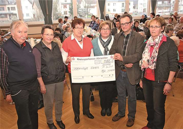 Spendenübergabe (v.l.): Dr. Hans Töner Steffens (Lebenshilfe), Cornelia Bäcker, Hedi Neubert, Beate Krämer (alle kfd), Stefan Möller (Lebenshilfe) und Hildegard Wolff (kfd). BÜN