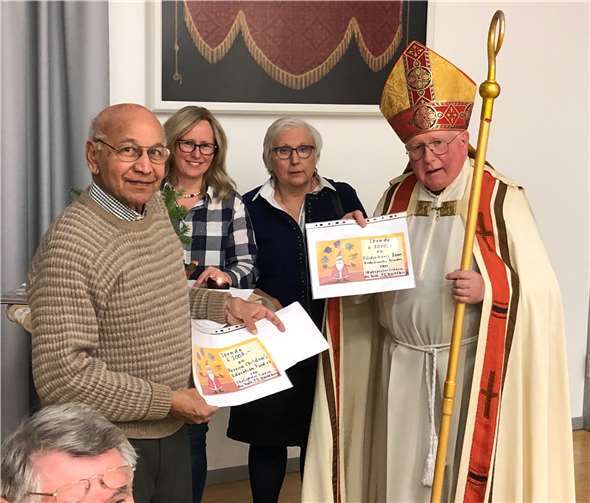 Spendenübergabe (v.li. n. re.): Joseph Preira, Claudia Langen, Elisabeth Zimmermann und Nikolaus Pfr. Manfred Häuser.