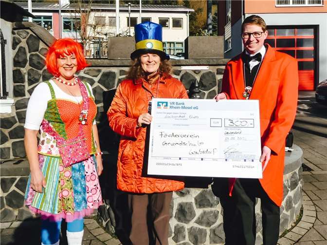 Spendenübergabe (v.l.n.r.) Bernadette Blumenthal, Lydia Kalkofen (Förderverein Grundschule) und Dominik Krebs