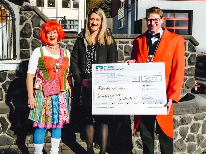 Spendenübergabe (v.l.n.r) Bernadette Blumenthal, Miriam Becker (Förderverein Kindergarten) und Dominik Krebs.  Fotos: privat