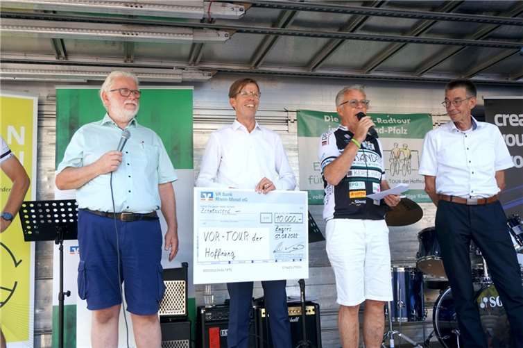 Spendenübergabe vom Vorstand der VR Bank Rhein-Mosel eG, Michael C. Kuch (2. V.l.), an die Vor-Tour rund um den 1. Vorsitzenden Jürgen Grünwald. Foto: VR Bank Rhein-Mosel e.G.
