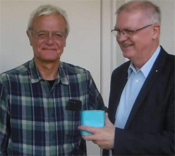 Spendenübergabe von Klaus-Frank Simon (l.) an den WEISSEN RING.A. Poretschkin