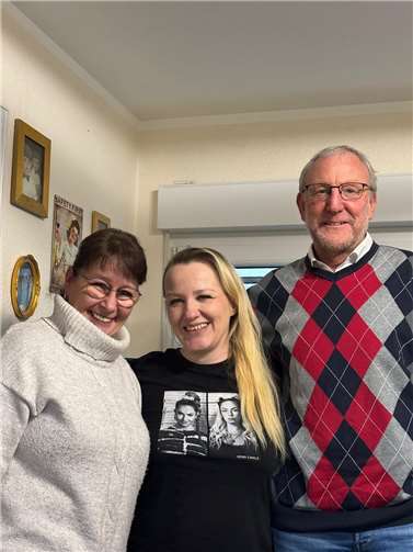 Spendenübergabe von Olaf Wulf & Hana Pesch mit der Mutter von erkrankten Kindern und Ehemann. Fotos: Hana Pesch / Joachim Klink