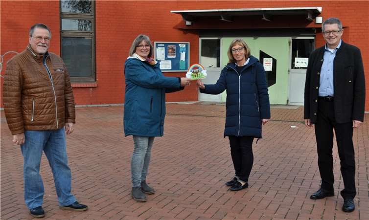 Spendenübergabe vor dem Mosaik-Kulturhaus, von links: Horst Luge, Alexandra Dietz, Katja Kroeger und der Erste Beigeordnete Hans Dieter Wirtz.Foto: Stadt Meckenheim