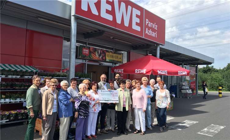 Spendenübergabe vor dem REWE-Markt in Mülheim-Kärlich. privat