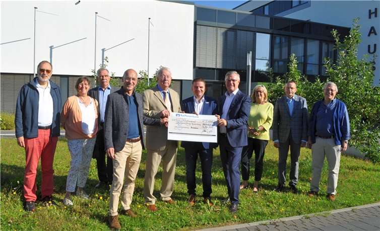 Spendenübergabe vor dem Rathaus (vorne v. l.): Bert Spilles, Mitglied des Stiftungsvorstands der Bürgerstiftung, Jens Biesterfeldt, erster Vorsitzender des Bürgervereins Meckenheim, Bürgermeister Holger Jung, Vorsitzender des Stiftungsvorstands der Bürgerstiftung, und Burchard Kraus, stellvertretender Vorsitzender des Stiftungsvorstands der Bürgerstiftung, sowie im Hintergrund die Vorstandsmitglieder des Bürgervereins Meckenheim.  Foto: Bürgerstiftung Meckenheim