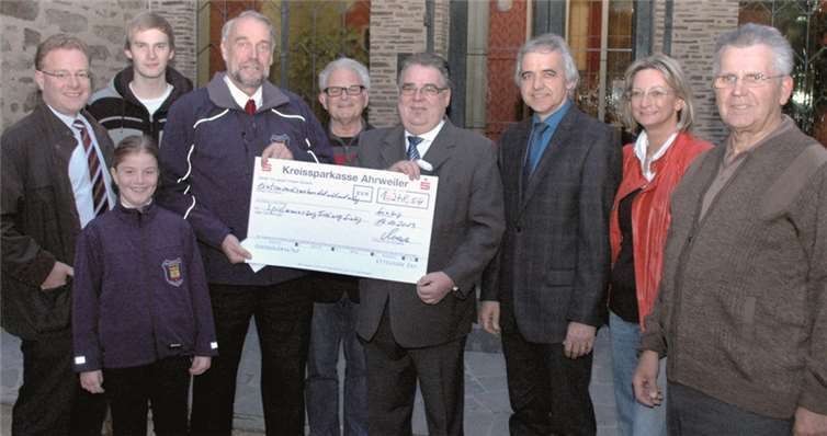 Spendenübergabe vor dem Sinziger Schloss: CDU-Chef Kurt Quarz (5. von links) übergibt den Bierstanderlös an Freiweg-Kassierer Michael Freund (3. von links). BL